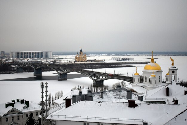 Iglesia ortodoxa en el invierno en la nieve. Nizhny Novgorod