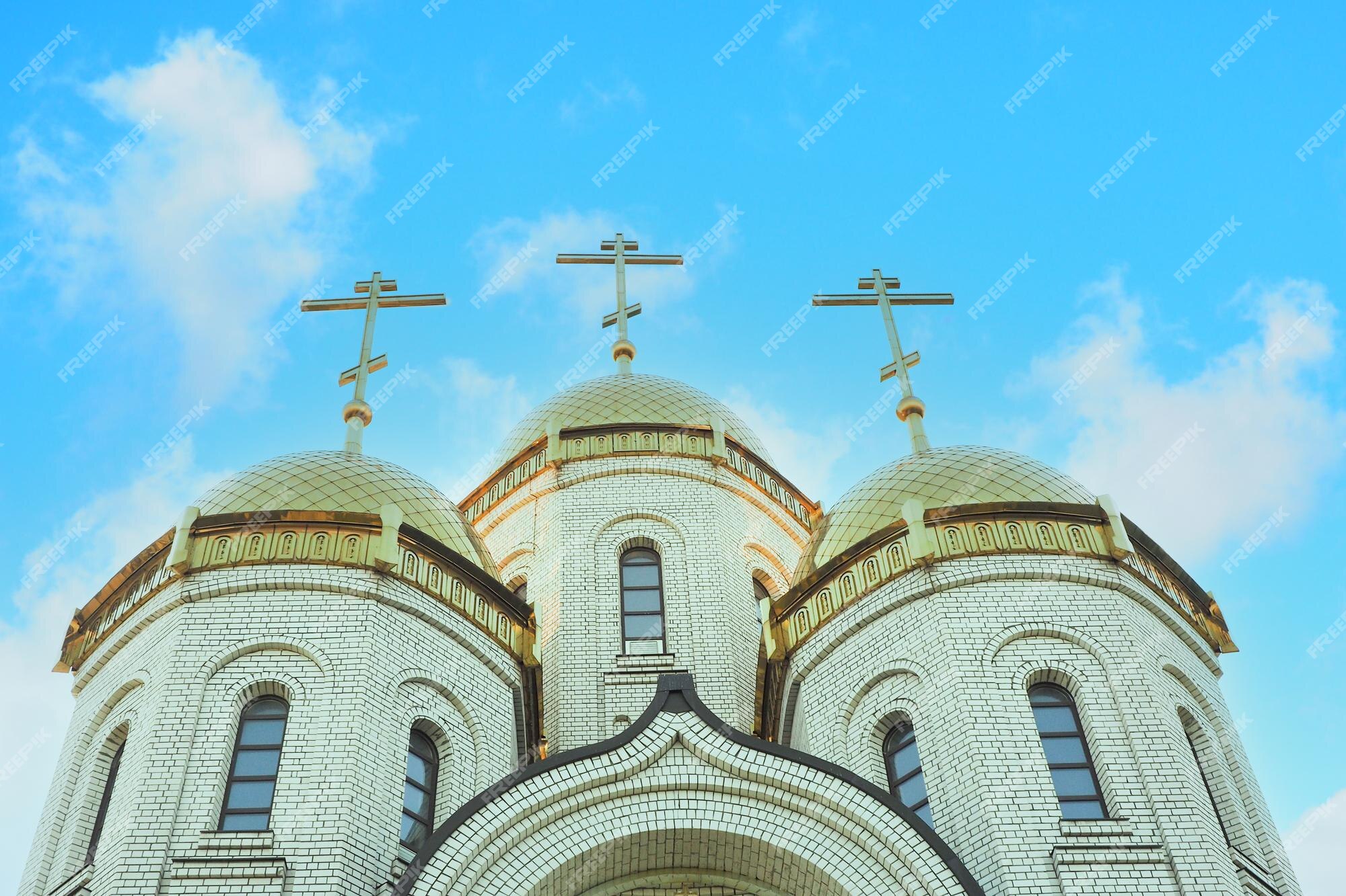 Iglesia ortodoxa de ladrillo con cúpulas doradas y 3 cruces contra el telón de fondo de un hermoso cielo nublado. | Foto Premium Iglesia ortodoxa de ladrillo con cúpulas doradas y 3 cruces contra el telón de fondo de un hermoso cielo nublado. | Foto Premium