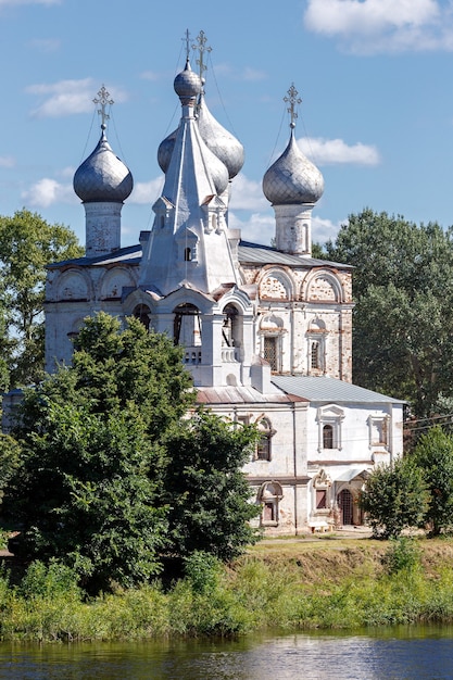 Iglesia ortodoxa de piedra antigua a orillas del río en Rusia.