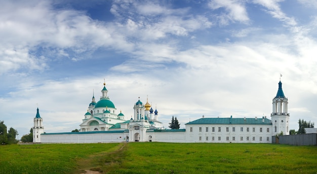 Iglesia ortodoxa de piedra vieja en Rusia.