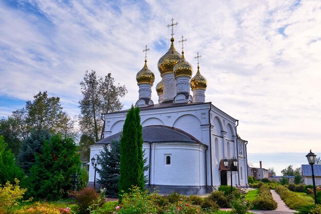 Iglesia ortodoxa rusa con cúpulas doradas en una noche de verano hermosa arquitectura rusa