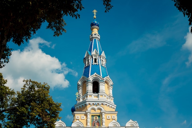 La iglesia ortodoxa de San Andrés es una importante iglesia barroca en Kiev, Ucrania. La iglesia fue construida en 1747 1754, según un diseño del arquitecto italiano Bartolomeo Rastrelli