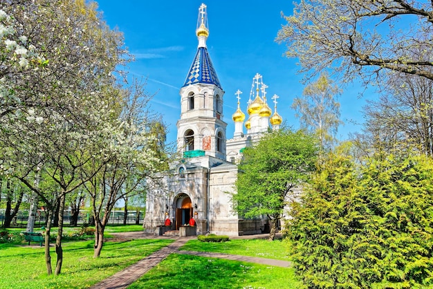 Iglesia Ortodoxa de San Nicolás en Ventspils en Letonia. Ventspils es una ciudad en la región de Courland de Letonia. Letonia es un país de la región báltica.