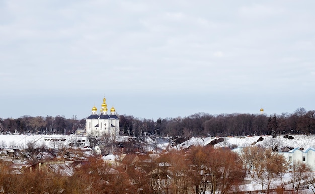 Iglesia ortodoxa de Santa Catalina en la ciudad ucraniana de Chernihiv y una vista de la ciudad en invierno con nieve. Antiguo templo hermoso en la ciudad.