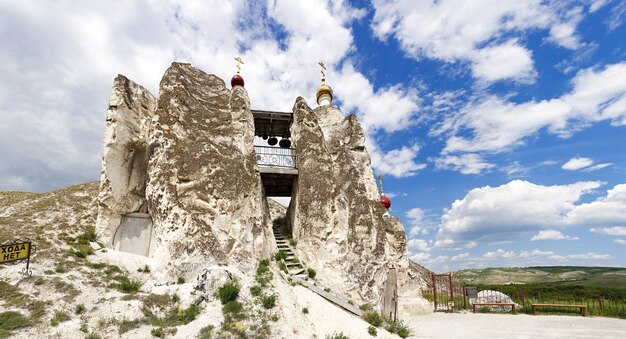 Iglesia ortodoxa tallada en la colina de tiza.