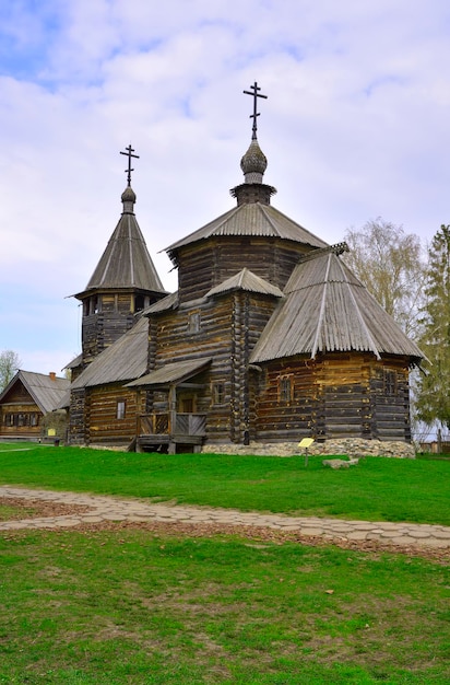 Iglesia ortodoxa vieja de madera