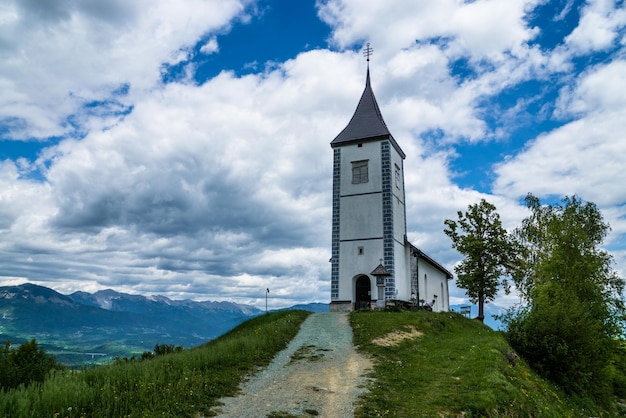 Iglesia en el paisaje contra las nubes
