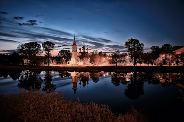 Iglesia de paisaje nocturno cerca del río Rusia, arquitectura de paisaje histórico abstracto cristianismo en turismo de Rusia