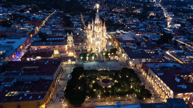 la iglesia Parroquia Arcangel Jardin Town Square Night Tree Decoraciones San Miguel de Allende, Mx