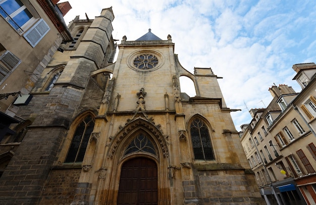 La iglesia parroquial católica de SaintAspais en Melun un municipio en el departamento de SeineetMarne fue construido en el siglo XV Francia