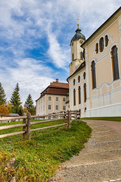 Iglesia de peregrinación famosa Wieskirche y vista al césped verde en Baviera, Alemania