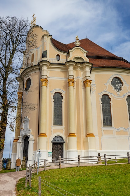 Iglesia de peregrinación de Wieskirche con cielo azul y césped verde en Baviera, Alemania