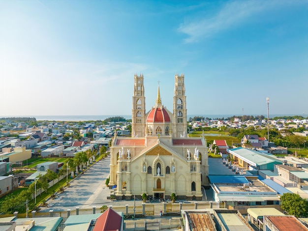 La Iglesia Phuoc Hung también conocida como Parroquia Phuoc Hung, que atrae a los turistas a visitar espiritualmente los fines de semana en Vung Tau Vietnam La Iglesia Phuoc Hung tiene un edificio de construcción que se parece a Francia