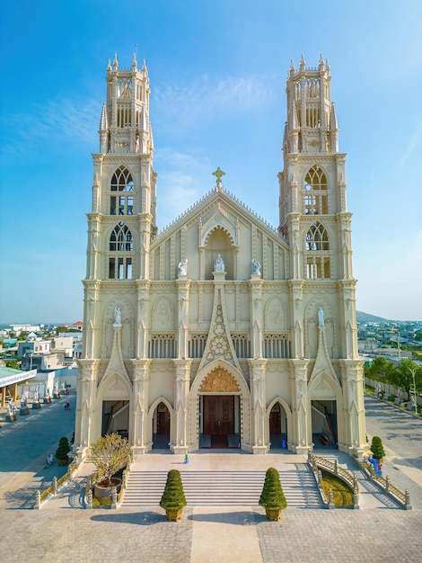 La Iglesia Phuoc Hung también conocida como Parroquia Phuoc Hung, que atrae a los turistas a visitar espiritualmente los fines de semana en Vung Tau Vietnam La Iglesia Phuoc Hung tiene un edificio de construcción que se parece a Francia