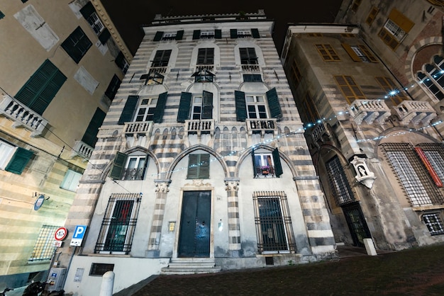 Iglesia y plaza de san matteo de génova por la noche