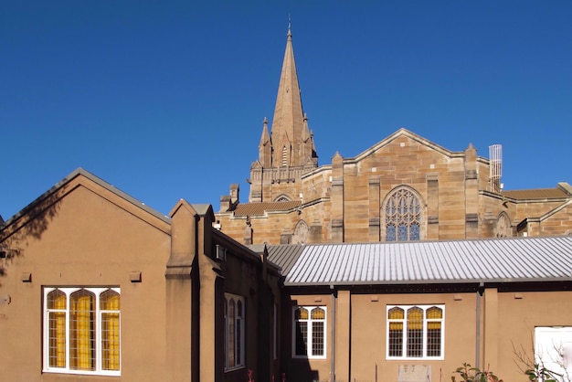 Foto iglesia presbiteriana contra el cielo azul claro