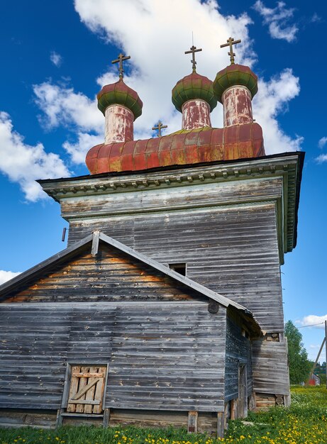 Iglesia de la Presentación del Señor, localidad rural de Shelokhovskaya y centro administrativo del asentamiento rural de Priozernoye del distrito de Kargopolsky, Óblast de Arkhangelsk, Rusia.