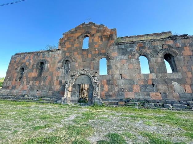 Iglesia de Ptghnavank o Ptghni ubicada en el pueblo de Ptghni en la provincia de Kotayk de Armenia