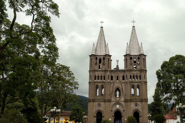 Iglesia de un pueblo de Colombia con casas de colores