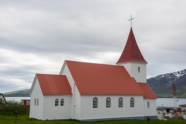 Iglesia del pueblo de Hrisey en Islandia