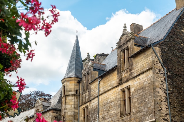 Iglesia del pueblo medieval de Rochefort-en-Terre, departamento de Morbihan en la región de Bretaña. Francia