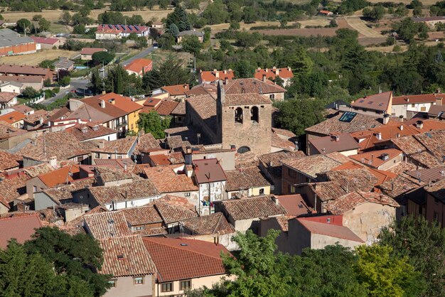 Iglesia y pueblo en Poza de la Sal, Burgos, España