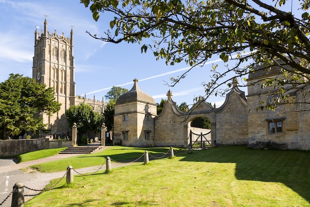 Iglesia y puerta de entrada en Chipping Campden