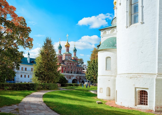 Iglesia de la puerta de la intercesión del convento de Novodevichy en Moscú, en Rusia