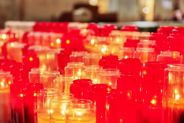 Iglesia quemando velas en candelabros de cristal en la Catedral