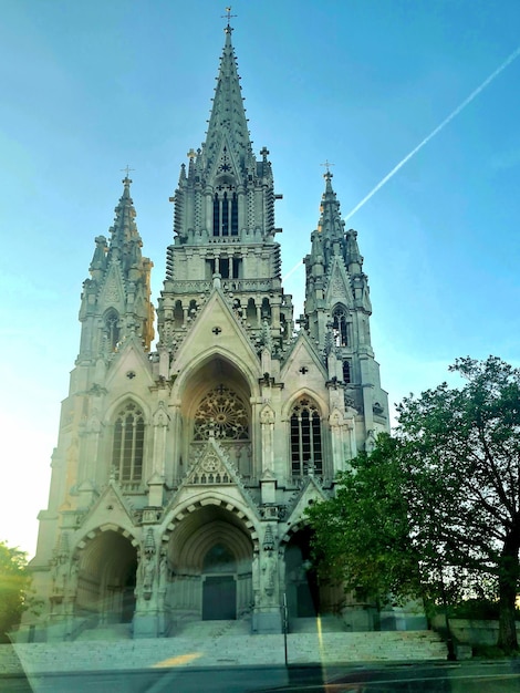 Una iglesia con un rastro de avión en el cielo