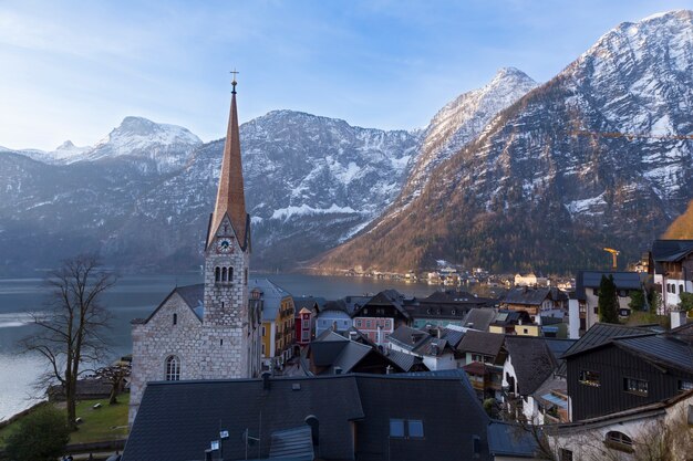 Iglesia reloj torre de Hallstatt, Austria