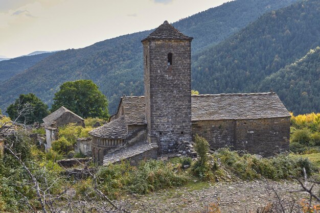 Iglesia románica en el pueblo abandonado de Otal