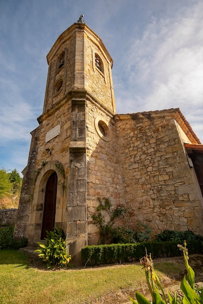 Iglesia románica de San Antonio en Cantabria.