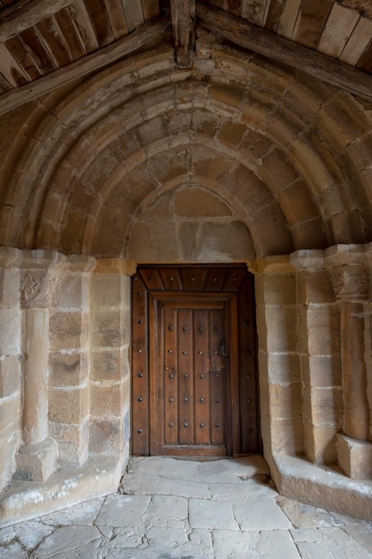 Iglesia románica de santa leocadia en castrillo de valdelomar cantabria