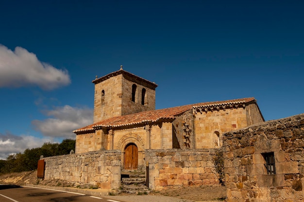 Iglesia románica de santiago apostol en cezura en palencia