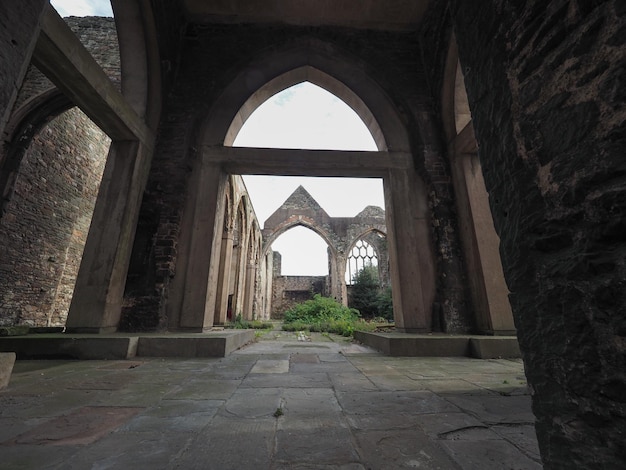 Iglesia en ruinas de San Pedro en Bristol