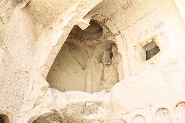 Iglesia rupestre antigua en ruinas en Capadocia Turquía