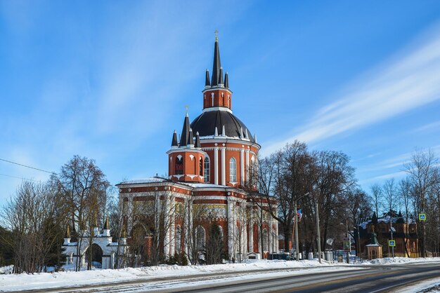 Iglesia rural en invierno en los suburbios