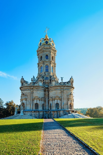 Iglesia rusa en Dubrovitsy cerca de Moscú en la ciudad de Podolsk, Rusia. paisaje e iglesia