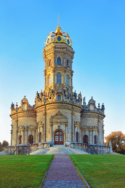 Iglesia rusa en Dubrovitsy de la ciudad de Podolsk cerca de Moscú en Rusia. paisaje e iglesia