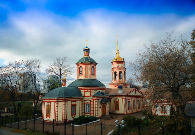 Iglesia rusa en el fondo de la religión de Moscú