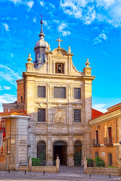 Iglesia de Sacramento - iglesia católica romana barroca y basílica menor en el centro de Madrid con gente, España.