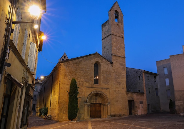 Iglesia de Saint Michel en la noche Salon de Provence Francia