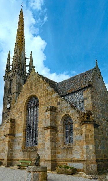 La iglesia de Saint-Suliau (16 al 18). Sizun, Bretaña, Francia. Vista de primavera.