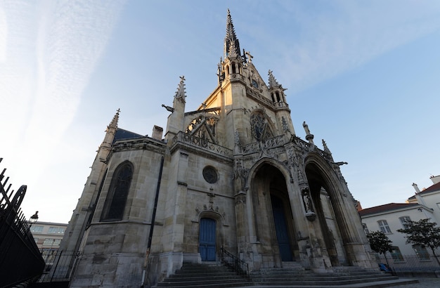 La Iglesia de SaintBernard de la Chapelle es una iglesia católica romana neogótica en el barrio Goutte d'Or del distrito 18 de París