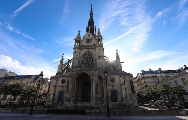La Iglesia de SaintBernard de la Chapelle es una iglesia católica romana neogótica en la Goutte d'Or
