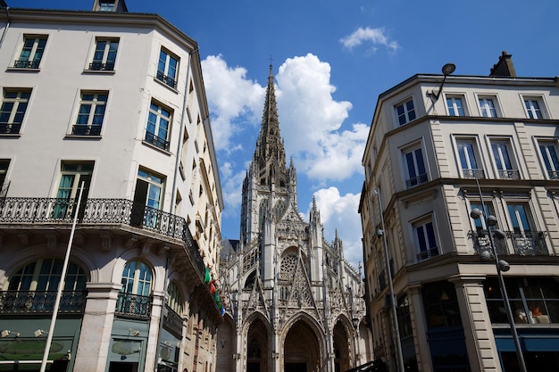 La Iglesia de SaintMaclou es una iglesia católica romana en Rouen, Francia, que se considera uno de los mejores ejemplos del estilo flamígero de la arquitectura gótica