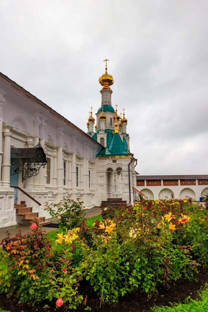 Iglesia del Salvador Milagroso con salas de hospital en el convento de Vvedensky Tolga en Yaroslavl Rusia