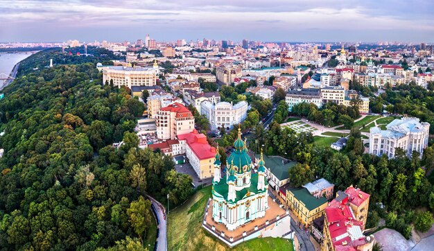 Iglesia de san andrés y descenso andriyivskyy en kiev, ucrania