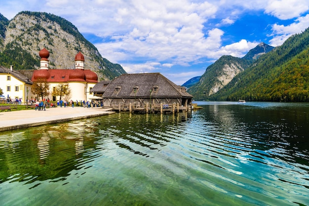 La Iglesia de San Bartolomé en Koenigssee Konigsee Parque Nacional Berchtesgaden Baviera Alemania